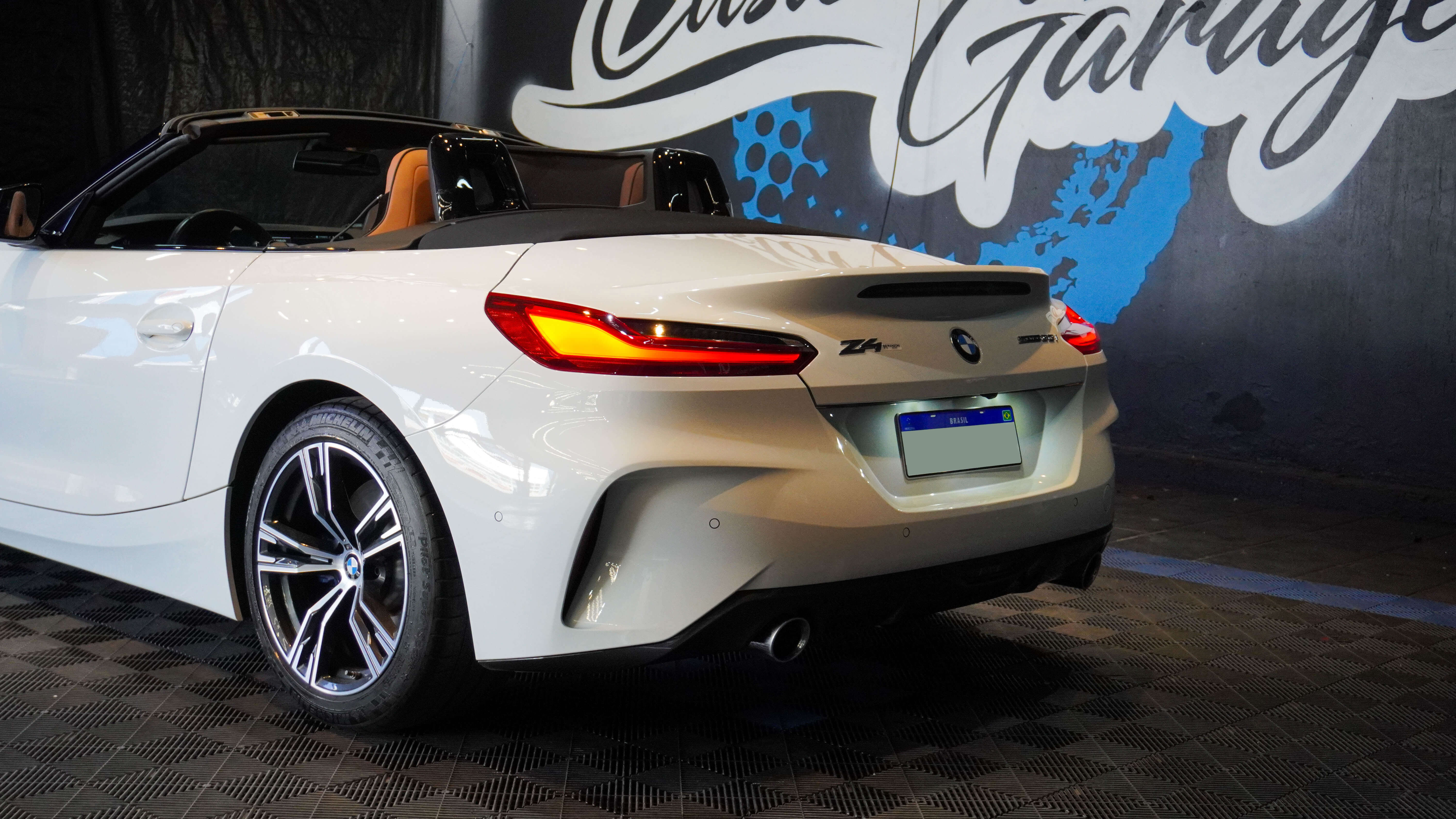 três funcionárias do salão sorrindo